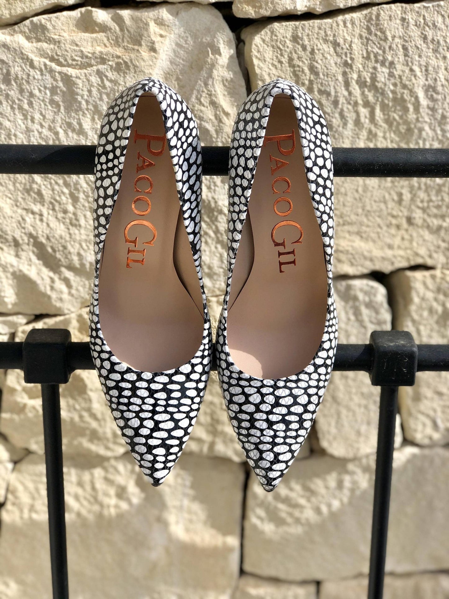 IRIS BLACK/WHITE SNAKE DOTS
