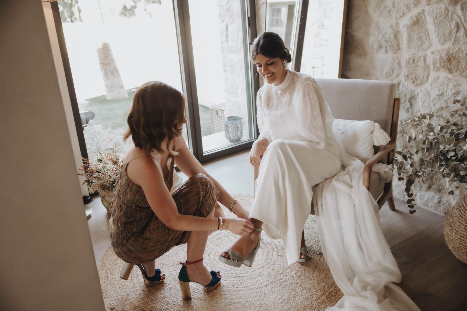 Cargar video: Novia diseña sus propios zapatos de novia personalizados Paco Gil